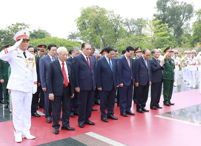 Các đồng chí lãnh đạo, nguyên lãnh đạo Đảng, Nhà nước thành kính tưởng nhớ Chủ tịch Hồ Chí Minh. Ảnh: Minh Đức - TTXVN