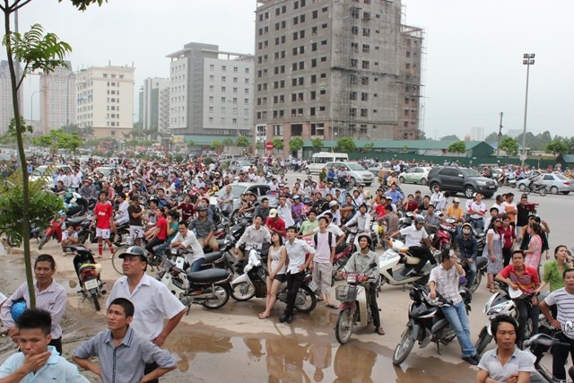 Rất đông người dân bao vây trong và ngoài tòa nhà.