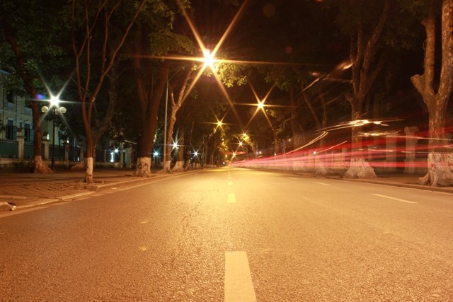Đường phố Hà Nội về đêm.