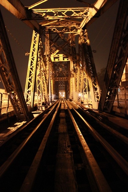 Cầu Long Biên đẹp lộng lẫy về đêm.