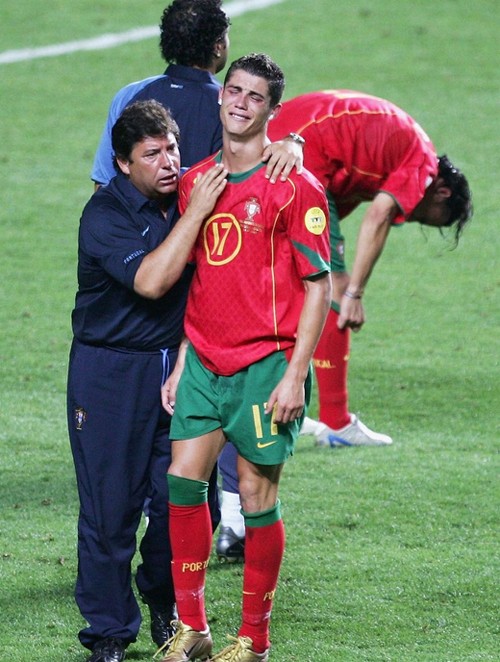 Ronaldo buồn bã khóc lóc sau khi đội tuyển Bồ Đào Nha để thua trong trận chung kết Euro 2004 trước Hy Lạp ngay trên sân nhà