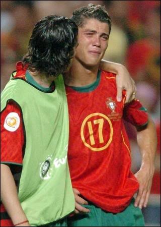 Được đàn anh Tiago dỗ sau trận chung kết Euro 2004