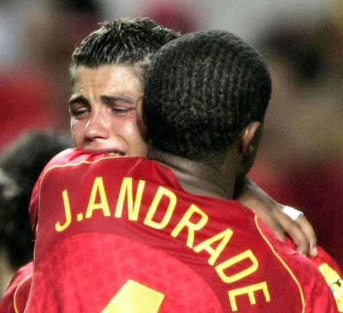 . Khoảnh khắc Ronaldo đứng trên sân khóc như một đứa trẻ đã trở thành một trong những khoảnh khắc đáng nhớ nhất của Euro 2004. Đó cũng được xem là một trong những cột mốc quan trọng trong sự nghiệp của Ronaldo