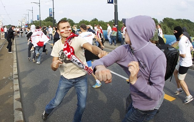Một fan hâm mộ Nga và Ba Lan đánh nhau trong cuộc bạo lực