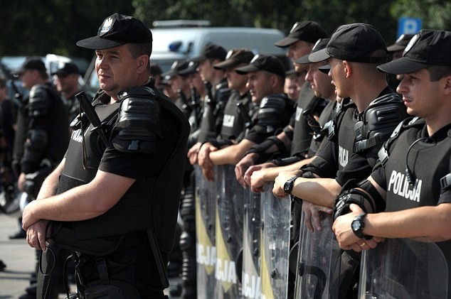 Cảnh sát Ba Lan đã sẵn sàng cho một số lượng lớn người hâm mộ Nga diễu hành qua Warsaw