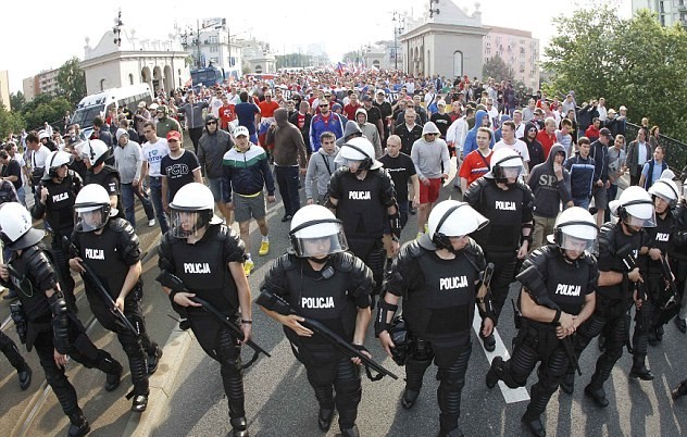 Người hâm mộ Nga được hộ tống bởi cảnh sát chống bạo động Ba Lan ở Warsaw
