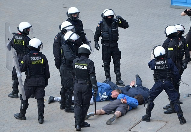 Cảnh sát bắt giữ người hâm mộ ở Warsaw.