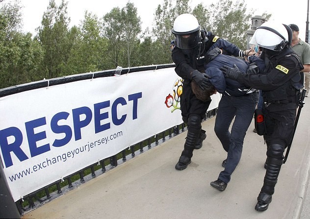 Cảnh sát chống bạo động Ba Lan đã bắt giữ một fan hâm mộ
