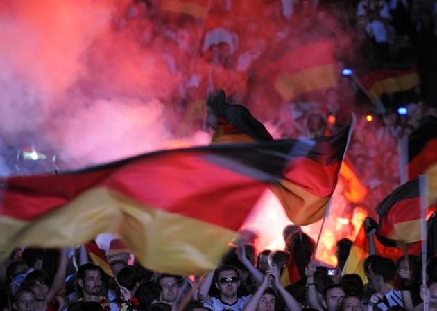 Không chỉ trong sân, những người hâm mộ đội bóng Đức khi họ xem qua màn hình lớn ngoài trời trên bờ sông Elbe ở Dresden, miền đông nước Đức cũng đốt pháo sáng để ăn mừng chiến thắng của đội nhà.