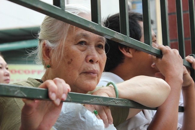 Cụ bà nay đã gần 80 tuổi nhưng vẫn cùng cháu đến điểm thi. Bà lo lắng nên nhất định không chịu ngồi nhà. ĐÁP ÁN CHÍNH THỨC CỦA BỘ GIÁO DỤC: TOÀN BỘ ĐÁP ÁN ĐH KHỐI B 2012 - TOÀN BỘ ĐÁP ÁN ĐH KHỐI A 2012 - TOÀN BỘ ĐÁP ÁN ĐH TOÁN, VĂN KHỐI D 2012 - TOÀN BỘ ĐÁP ÁN ĐH KHỐI C 2012 - ĐÁP ÁN ĐH CÁC MÔN NGOẠI NGỮ KHỐI D 2012