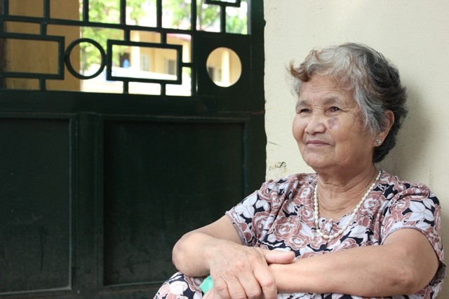 Bà nội 75 tuổi đưa cháu gái đi thi đại học. Dù tuổi đã cao nhưng bà vẫn muốn ngồi lại ngay cổng trường để được gần cháu mình hơn. ĐÁP ÁN CHÍNH THỨC CỦA BỘ GIÁO DỤC: TOÀN BỘ ĐÁP ÁN ĐH KHỐI B 2012 - TOÀN BỘ ĐÁP ÁN ĐH KHỐI A 2012 - TOÀN BỘ ĐÁP ÁN ĐH TOÁN, VĂN KHỐI D 2012 - TOÀN BỘ ĐÁP ÁN ĐH KHỐI C 2012 - ĐÁP ÁN ĐH CÁC MÔN NGOẠI NGỮ KHỐI D 2012