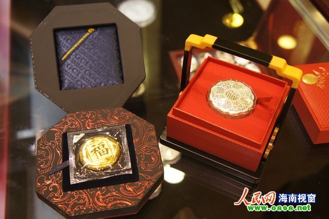 Một sản phẩm bánh Trung thu bằng vàng khác được bán ở Hải Khẩu (Hải Nam - Trung Quốc) với giá 38.000 USD/100g (tức hon 114 triệu đồng/100g).