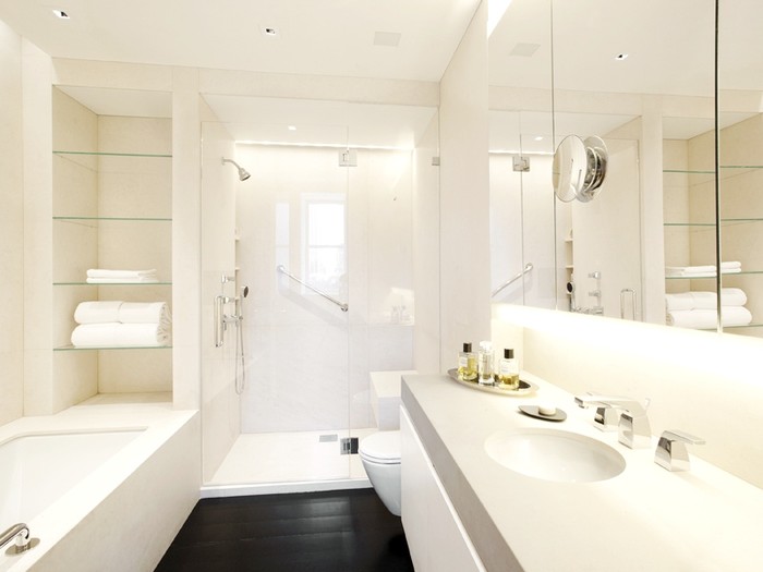 Phòng tắm toàn màu trắng tinh khiết với những tấm gương, bồn tắm hết sức tiện nghi