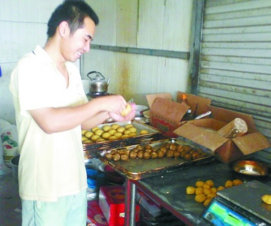 Tại một cơ sở ở Sơn Đông, người sản xuất bánh dùng tay trần vô tư cầm nhân sản xuất bánh Trung thu