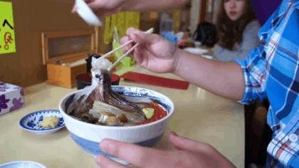 Mặc dù bị thế giới liệt vào danh sách các món ăn kinh dị nhưng mỳ mực là món ăn khoái khẩu của nhiều người dân Nhật Bản.