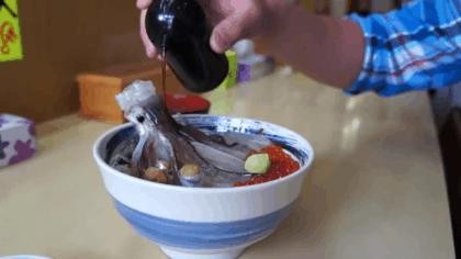 Món ăn này rất biến ở Hakodate (Hokkaido – Nhật Bản). Mực được làm sạch trước khi ăn. Người chế biến chỉ giữ các xúc tu. Khi ăn, khách sẽ rưới nước tương lên các xúc tu làm cho chúng uốn éo.