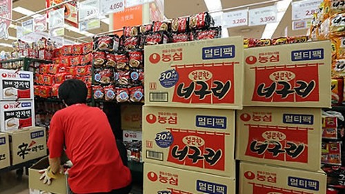 Việc phát hiện chất gây ung thư trong mì ăn liền của Hàn Quốc khiến nhiều người tiêu dùng lo lắng