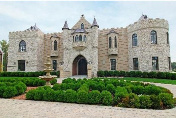 Tòa lâu đài ở Oak Brook (Hoa Kỳ) này đang được rao bán giá 4,5 triệu USD với trần nhà cao 12m, có 12 cửa sổ sát mái. Lâu đài nằm trên thửa đất hơn 4000m2