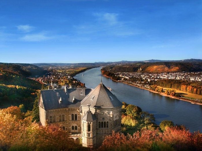 Với số tiền 22,3 triệu USD, bạn có thể mua tòa lâu đài 1.000 năm tuổi trên đồi ở Đức