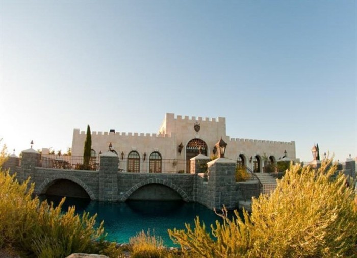 Lâu đài có 3 phòng ngủ, 3 phòng tắm, tọa lạc trên thửa đất 100.000 m2