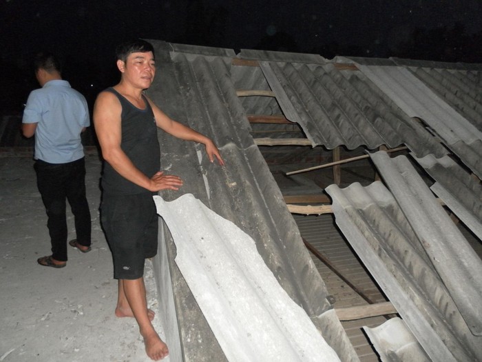 Căn nhà của Anh Vi Văn Tuấn, xóm 17, xã Đông Thành, huyện Thanh Ba bị hỏng hết mái