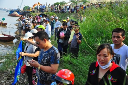 Rất nhiều người dân vẫn đến đoạn sông dưới chân cầu Thanh Trì để theo dõi nỗ lực tìm kiếm xác của nạn nhân