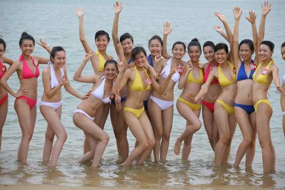 Hình ảnh các thí sinh Hoa hậu Việt Nam 2010 trong phần thi Người đẹp biển