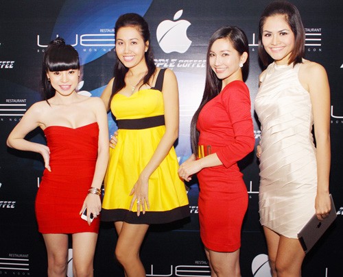 Kim Hiền nổi bật với váy đỏ bên cạnh Mỹ Xuân (váy vàng)