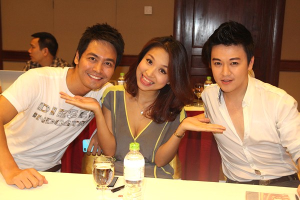 Cô còn nhí nhảnh pose hình với MC Phan Anh và ca sĩ Phan Anh.
