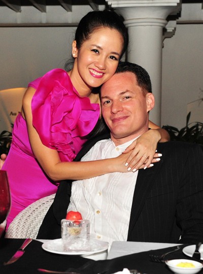 Diva Hồng Nhung bên người chồng Mỹ, anh Kevin. Cả hai kết hôn vào năm 2010.
