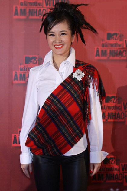 Hồng Nhung quấn khăn che bụng khi dự lễ trao giải Video âm nhạc Việt hồi đầu năm. Đây là sự kiện cuối cùng cô tham gia trước khi sang Mỹ dưỡng thai chờ ngày lâm bồn.