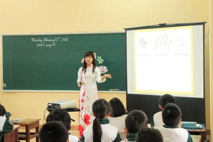 Một giáo viên đang trong cuộc thi giáo viên dạy giỏi (Nguồn ảnh: laodong.com.vn)