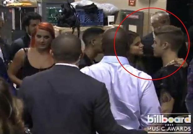 Selena và Justin bị bắt gặp hôn nhau tại hậu trường Billboard Awards.