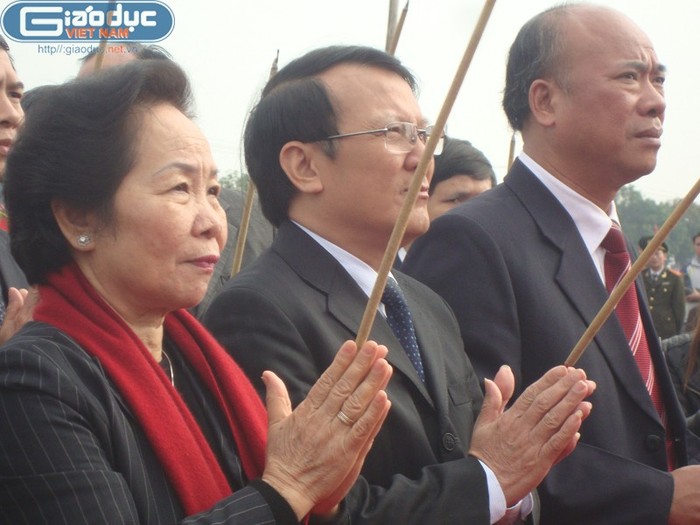 Phó Chủ Tịch nước Nguyễn Thị Doan thắp hương tại buổi lễ.