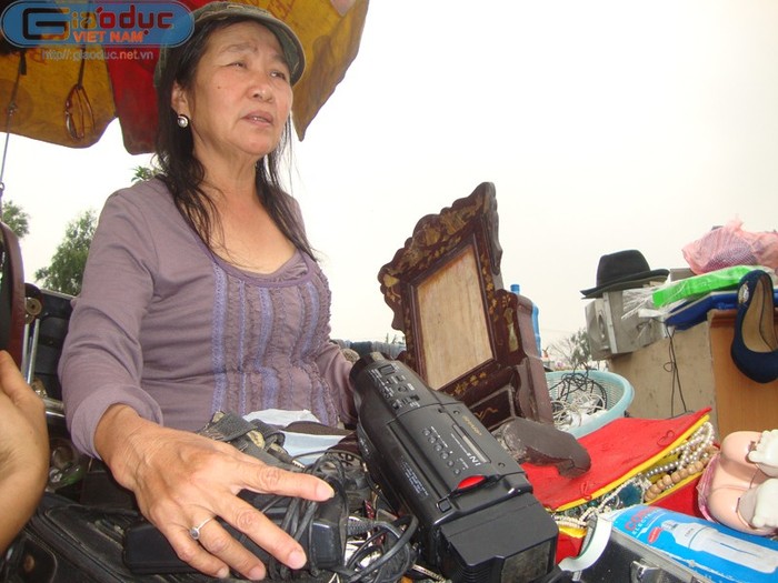 Với phương châm kinh doanh "hàng mua về không dùng được mang ra trả lại" nên bà Mỹ có không ít khách hàng, chủ yếu là những người ngoại tỉnh về Hà Nội kiếm sống.