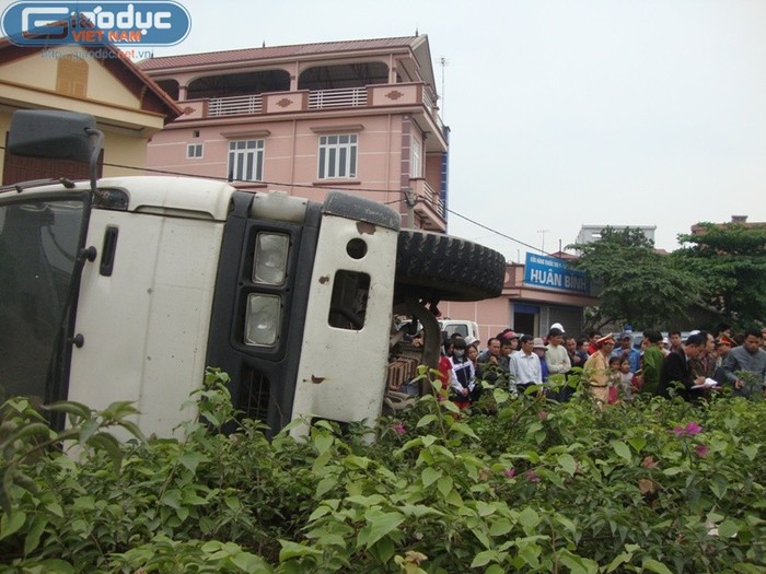 Vụ tai nạn giao thông đã thu hút được đông đảo người dân hiếu kỳ đến xem.