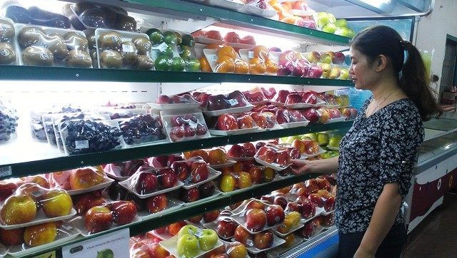 Nhiều người Việt chi cả triệu đồng/kg trái cây ngoại. Ảnh: Thu Hương/Thainguyentv.