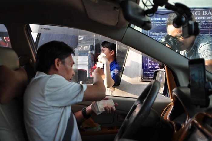 Tài xế dùng tiền lẻ trả phí qua trạm BOT quốc lộ 1 đường tránh Biên Hòa, Trảng Bom, Đồng Nai. ảnh: Lao Động/M.H