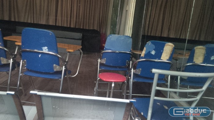 Đủ các loại ghế chắp vá nhà trường trang bị cho phòng học sân khấu điện ảnh. Ảnh: Vũ Phương.