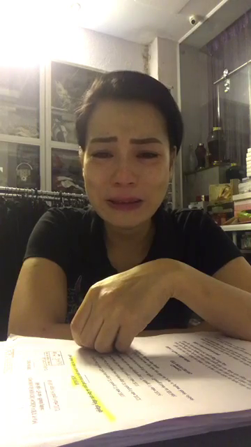 Chị Nguyễn Hồng Nhung vừa khóc vừa nói về sai phạm tại ngôi trường mà mình đang giảng dạy. Ảnh: Chụp từ clip.