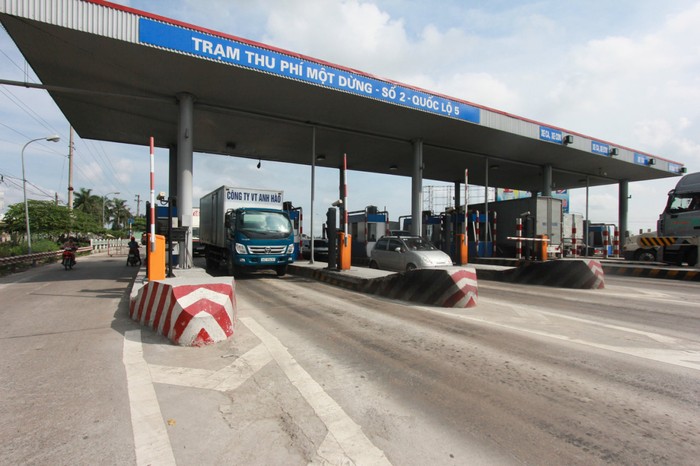 Hiệp hội vận tải ô tô Việt Nam vừa đề nghị bỏ hai trạm thu phí BOT trên quốc lộ 5 cũ. Ảnh: Tiến Thắng/Tuổi trẻ.