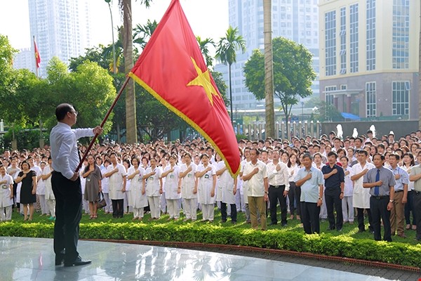 Giáo sư Nguyễn Anh Trí dự buổi chào cờ cuối cùng trước khi nghỉ hưu. Ảnh: nihbt.org.vn