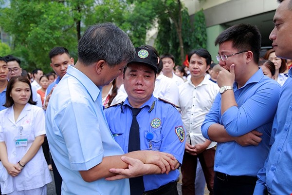Lực lượng bảo vệ của Viện cũng rất lưu luyến, xúc động khi chia tay Giáo sư Nguyễn Anh Trí. Ảnh: Viện Huyết học và Truyền máu Trung ương.