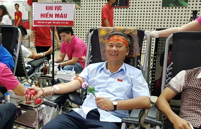 Giáo sư Nguyễn Anh Trí hiến máu lần thứ 21 hưởng ứng ngày hội hiến máu. Ảnh: NVCC.