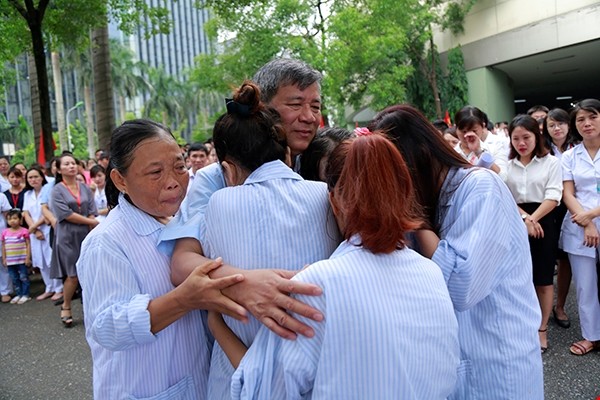 Hình ảnh xúc động bệnh nhân ôm Giáo sư Trí khóc chia tay ông nghỉ hưu tại Viện Huyết học - Truyền máu Trung ương. Ảnh: nihbt.