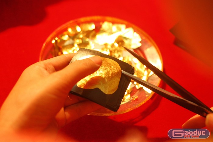 Một chỉ vàng sẽ được các nhân dát mỏng bằng 900 nhát búa trước khi kết hợp với gốm tạo ra sản phẩm gốm dát vàng độc đáo. Ảnh: Trung Kiên