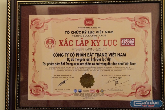 Bằng xác lập kỷ lục Việt Nam được trao cho bộ sưu tập gốm độc đáo nhất Việt Nam. Ảnh: Vũ Phương