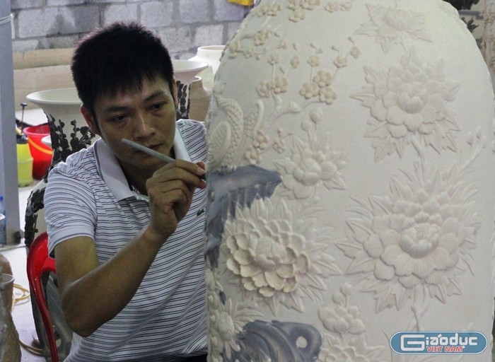 Nghệ nhân Phạm Đạt cho biết, để hoàn thành bộ sưu tập gốm dát vàng cả trăm thợ lành nghề và nghệ nhân làm việc trong nửa năm. Ảnh: Vũ Phương.