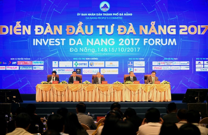 Thủ tướng Nguyễn Xuân Phúc cùng các đại biểu tham dự Diễn đàn. Ảnh: Chính phủ