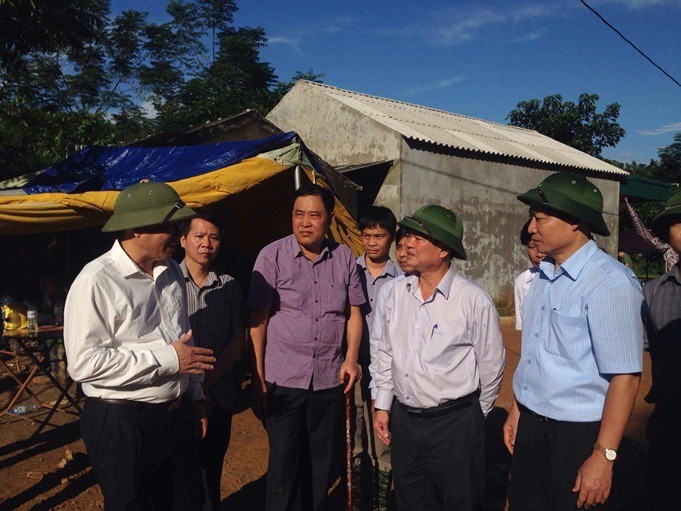 Thứ trưởng Phạm Lê Tuấn (thứ 2 từ phải vào) cho rằng, công tác xử lý sau thiên tai, đảm bảo an toàn thực phẩm, phòng chống dịch bệnh cho nhân dân cần phải đảm bảo. Ảnh: Bộ Y tế.
